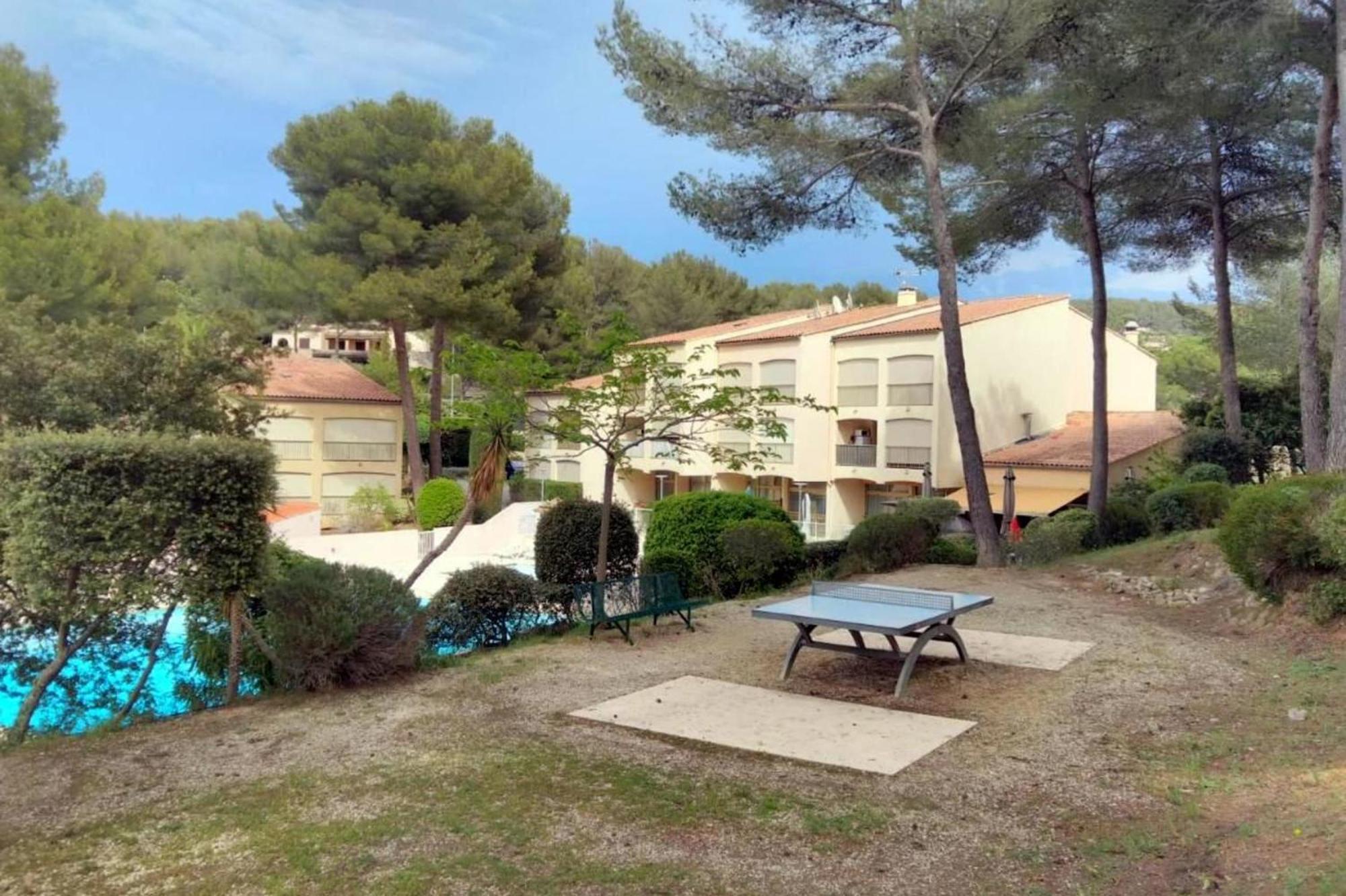 Flat With Swimming Pool Near The Beach Санари-сюр-Мер Екстериор снимка