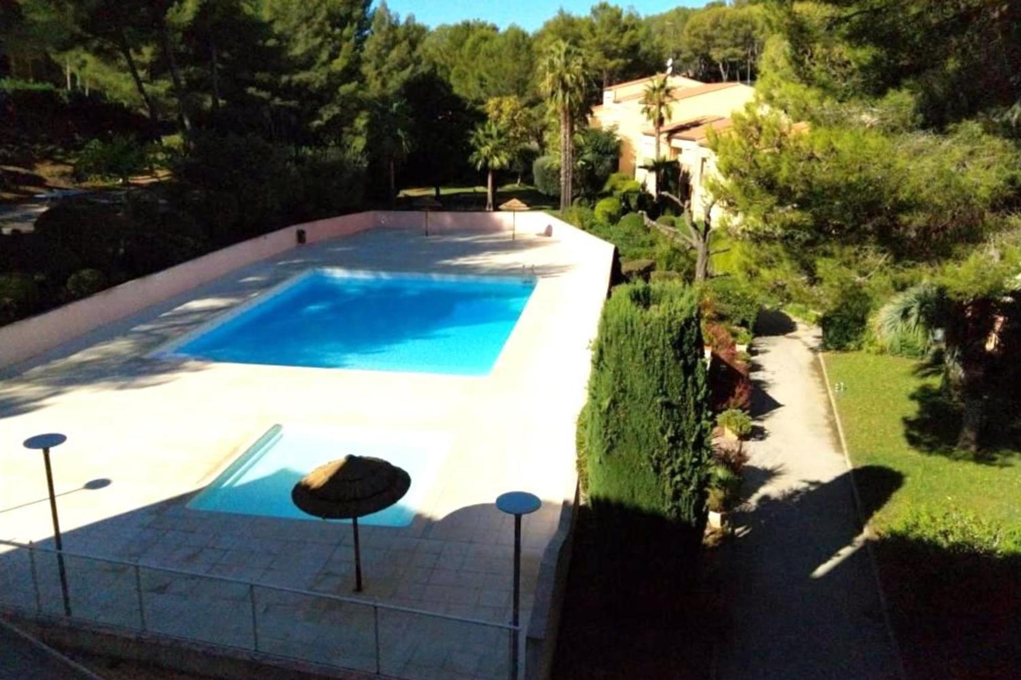 Flat With Swimming Pool Near The Beach Санари-сюр-Мер Екстериор снимка
